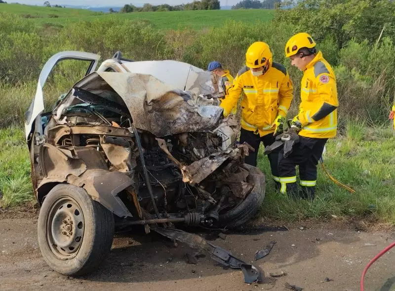 Motorista de 60 anos morre após forte colisão entre carro e caminhão em SC