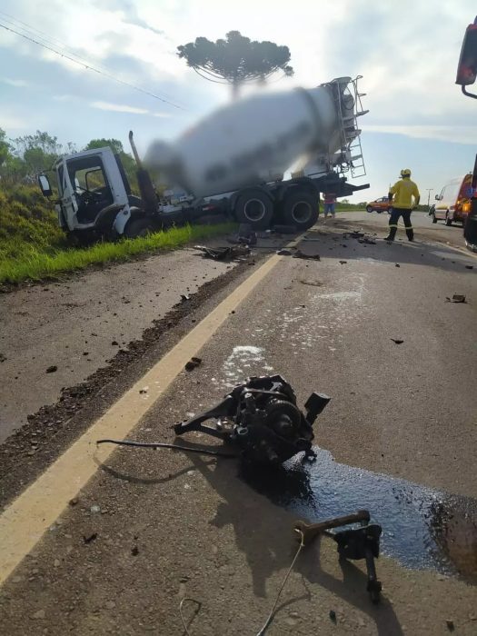 Motorista de 60 anos morre após forte colisão entre carro e caminhão em SC