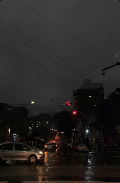Nuvem gigante ‘engole’ cidade gaúcha e faz o dia virar noite