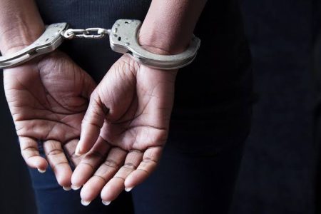 Mulher é presa após dirigir bêbada e desacatar policiais em Indaial