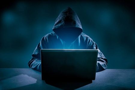 Adolescente de Blumenau é suspeito de integrar quadrilha de hackers que roubava senhas de órgãos federais
