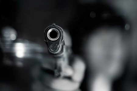Homem atira no sogro durante churrasco de família em Barra Velha