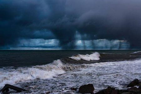 Defesa Civil: ondas gigantes são provocadas por ciclone extratropical em SC