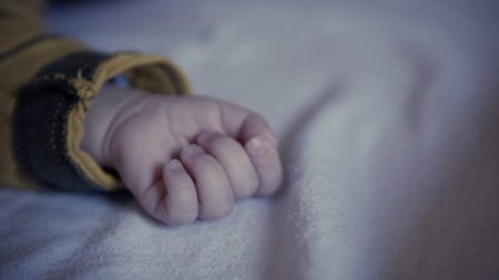 Bebê morre após sofrer traumatismo cranioencefálico por ter sido pisoteado pela mãe em SC