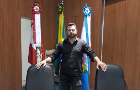 Câmara Municipal de Timbó declara vacância de cargo de vereador foragido