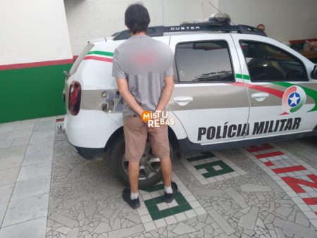 Homem foragido por tráfico de drogas é preso pela PM em Timbó