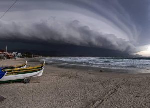 Formação de ciclone extratropical e frente fria deixam o litoral catarinense em alerta