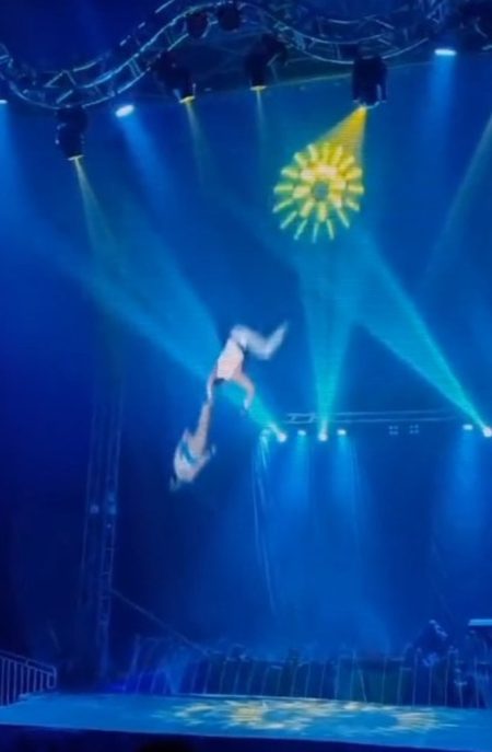 Trapezistas argentinos ficam feridos após cair de 4 metros durante apresentação em circo de SC