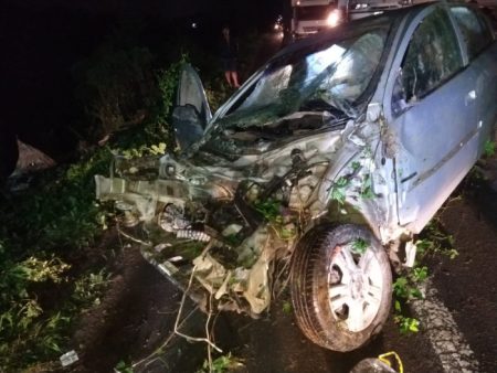 Acidente na BR-470 em Rio do Sul deixa carro destruído e ocupantes feridos