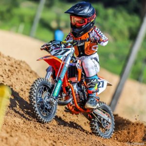 Jovem atleta de 8 anos faz história ao vencer o campeonato catarinense de velocross