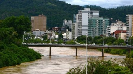 Risco de enchentes: Rio Itajaí-Açu pode chegar a 12 metros neste fim de semana em Blumenau