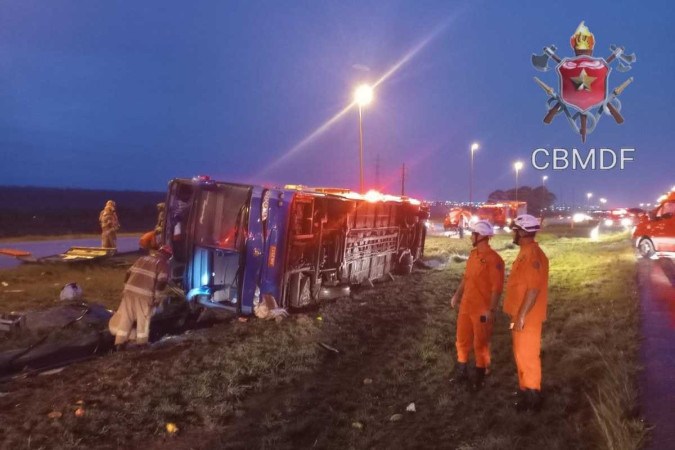 VÍDEO: Ônibus de viagem tomba e deixa 5 mortos