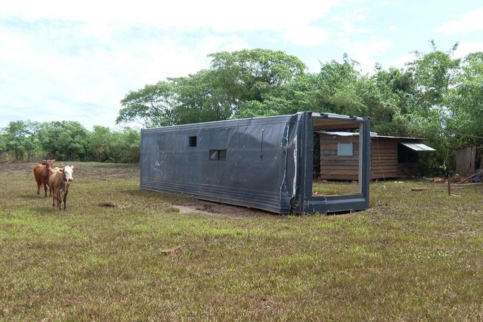 Casa container de 12 toneladas viaja mais de 350 quilômetros pelo Rio Uruguai durante enchente