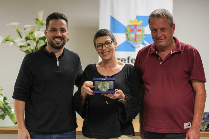 Servidores públicos aposentados recebem homenagem com a Medalha Horácio Cristofolini em Timbó