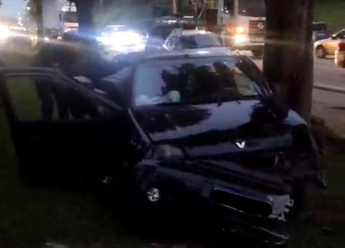 Acidente grave envolvendo 2 carros e uma moto deixa feridos em Timbó