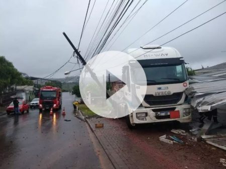 VÍDEO: Caminhão desgovernado invade residência em Chapecó