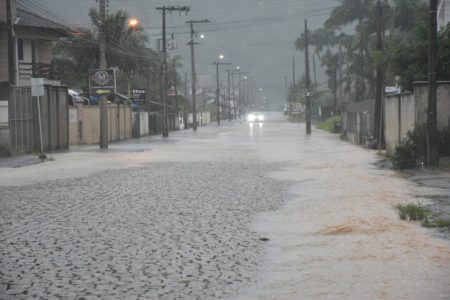 Defesa Civil de Ascurra entra em alerta devido às fortes chuvas que causam alagamentos na região