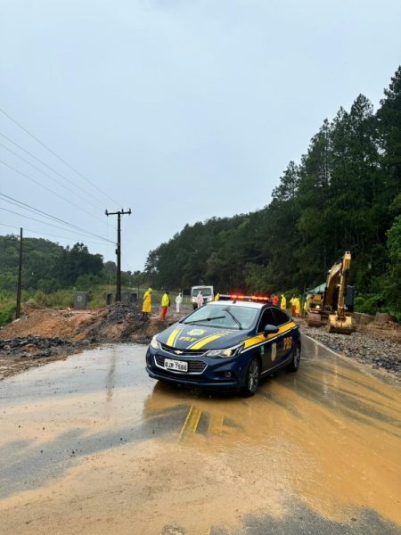 BR-280 na Serra de Corupá é bloqueada preventivamente devido ao risco de queda de barreira