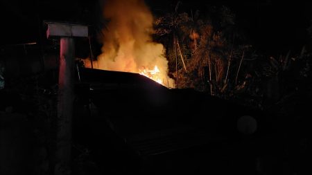 Incêndio destrói casa de madeira durante a noite em Blumenau