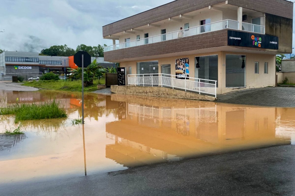 Avenida Brasília no Centro de Ascurra é interditada devido ameaça de chuvas intensas