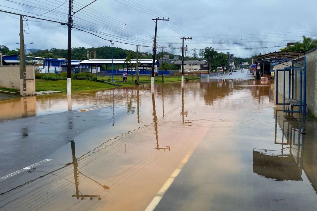 Avenida Brasília no Centro de Ascurra é interditada devido ameaça de chuvas intensas