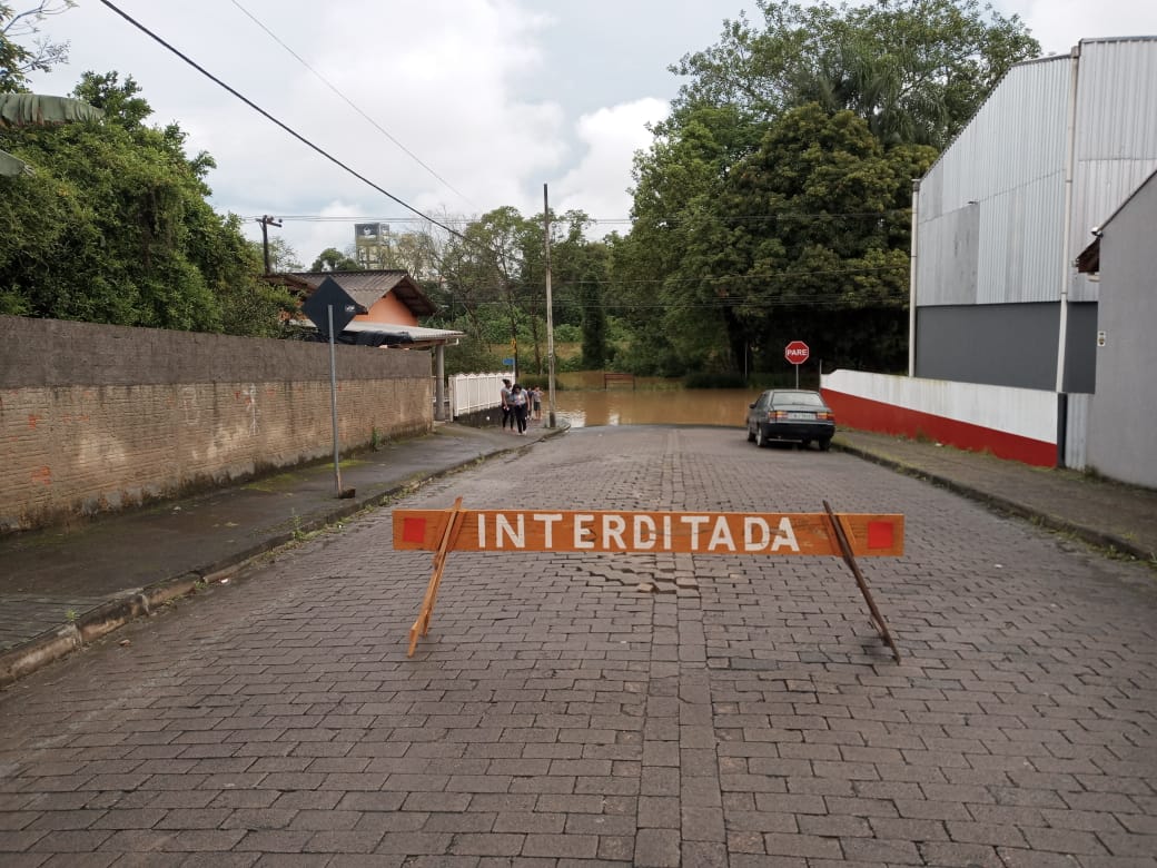 Prefeitura de Indaial interdita ruas devido a ponte comprometida e alerta de enchentes