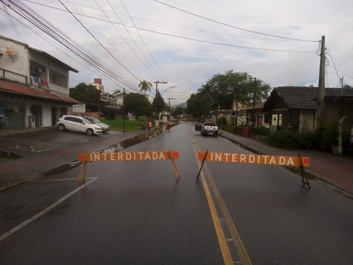 Prefeitura de Indaial interdita ruas devido a ponte comprometida e alerta de enchentes
