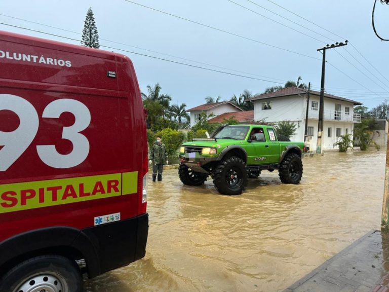 Criança de 2 anos é atendida pelos bombeiros em área isolada devido as cheias em SC