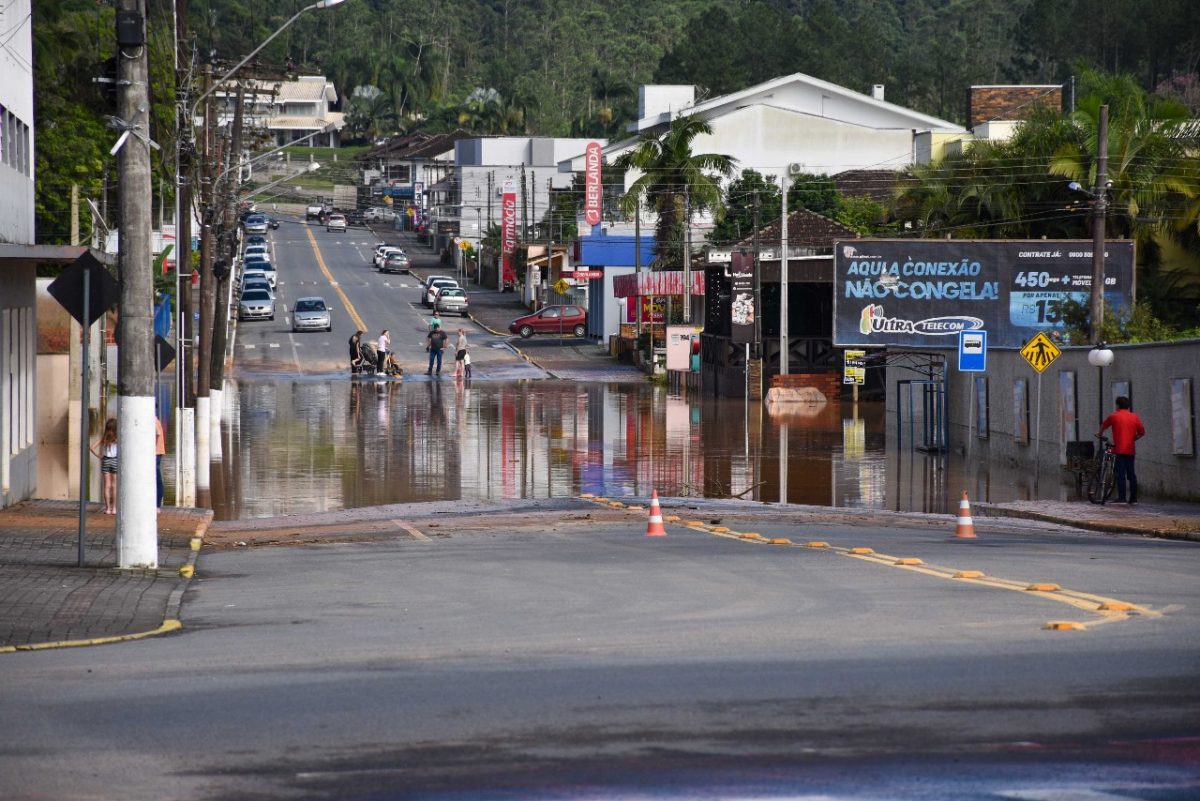 Chuvas causam obstruções em vias e alerta na Defesa Civil de Ascurra