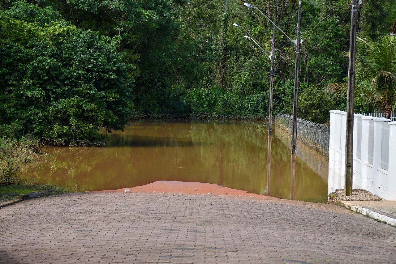 Chuvas causam obstruções em vias e alerta na Defesa Civil de Ascurra