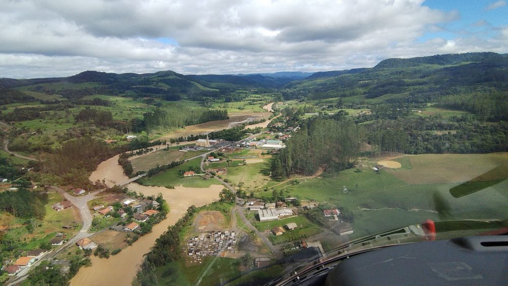 Imagens aéreas mostram situação de Rio do Sul e Taió após chuvas intensas 
