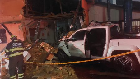 Colisão de camionete contra restaurante de Blumenau deixa 2 feridos