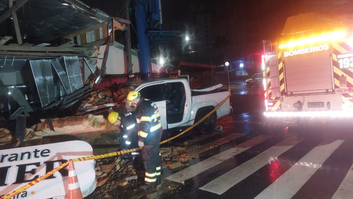Colisão de camionete contra restaurante de Blumenau deixa 2 feridos 