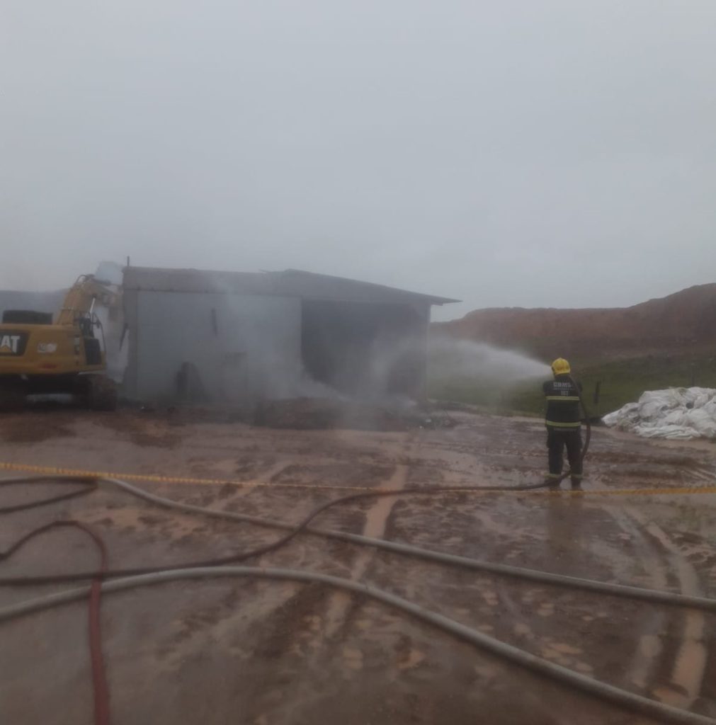 Incêndio em empresa de confecções em Ilhota é controlado pelos bombeiros