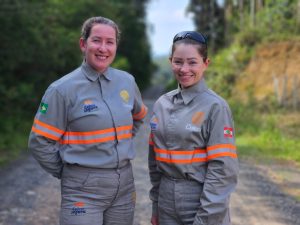 Conheça a história da 1° dupla de eletricistas mulheres da Celesc