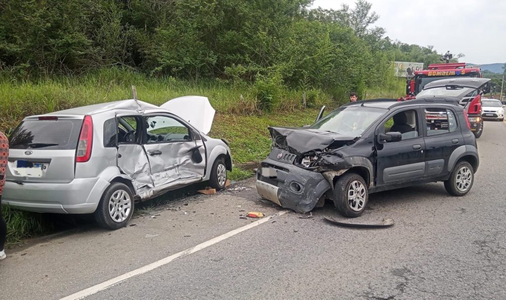 Colisão entre dois veículos deixa 5 pessoas feridas em Indaial