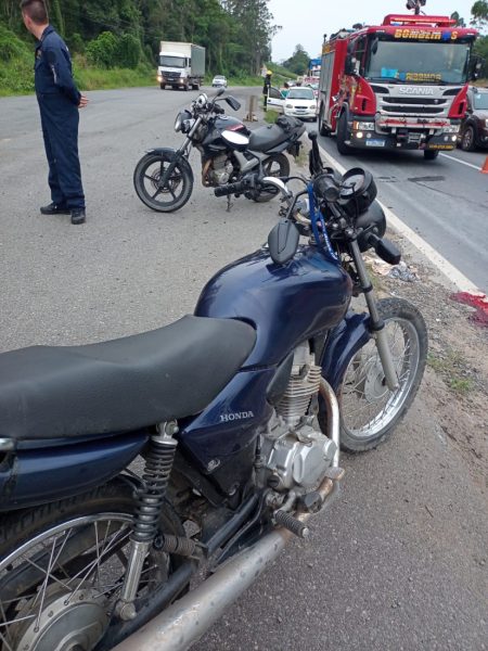 Motociclista sofre ferimentos graves após colisão envolvendo dois veículos em Indaial