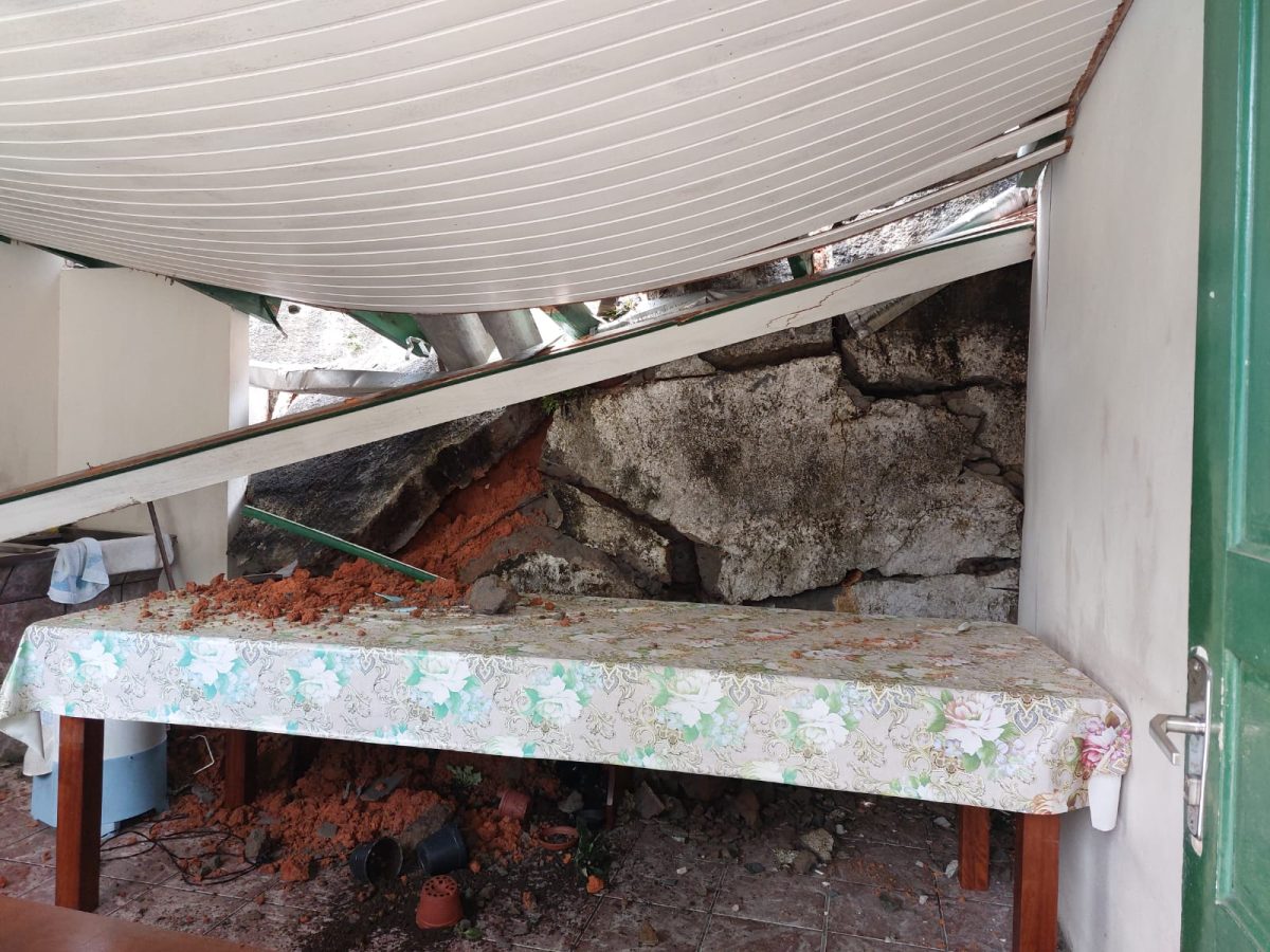 Casa de idosa é atingida por deslizamento de terra após solo ceder em Blumenau