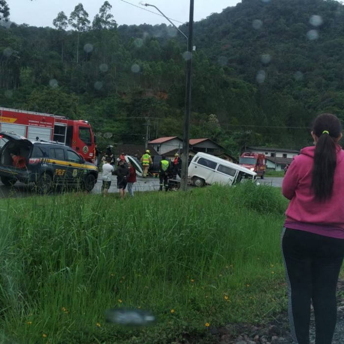Tragédia em Apiúna: jovem de 23 anos morre em acidente envolvendo Kombi