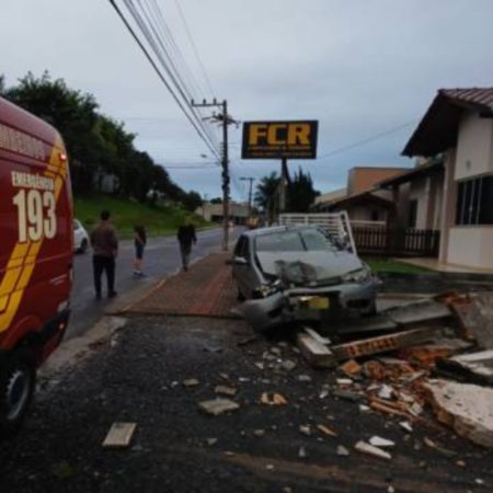 Condutor foge após colidir contra muro em Ituporanga 