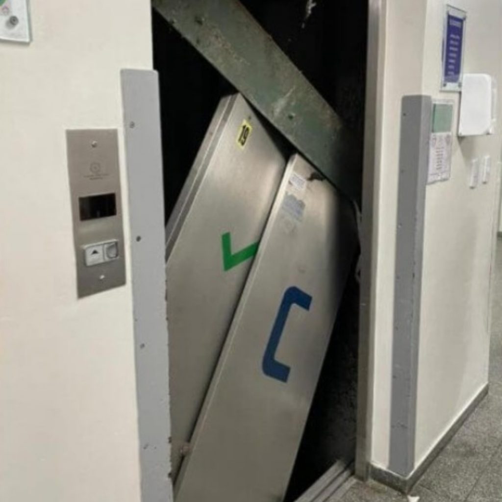 Paciente e técnico de enfermagem ficam presos em elevador do Hospital São José após porta se desprender
