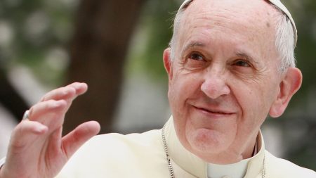 Em resposta a cardeais, Papa Francisco sugere a possibilidade de bênçãos a casais LGBTQ+ 