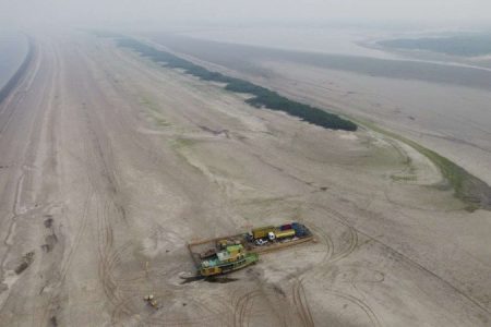 Rio Negro atinge nível mínimo histórico e seca afeta 590 mil pessoas no Amazonas