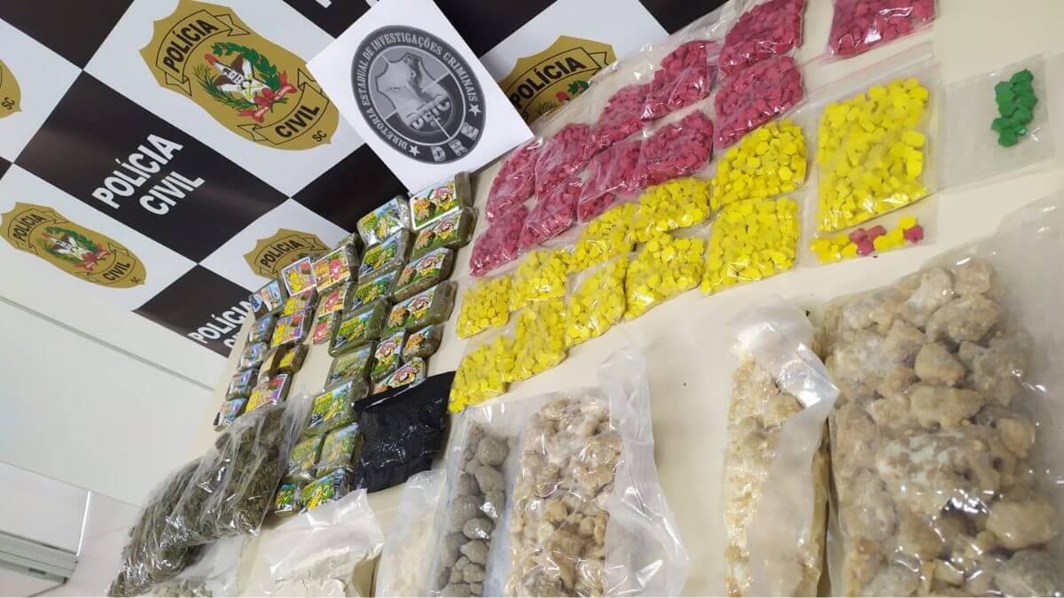 Apreensão de ecstasy bate recorde em meio as outras drogas em SC