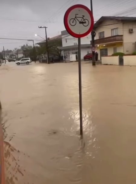 Inundações causam preocupações nos moradores de Rio do Sul após fortes chuvas durante a noite