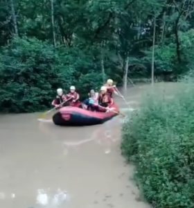 Idosa ilhada devido as chuvas é resgatada pelos bombeiros e pelo SAMU em Ibirama