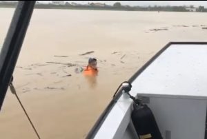 Homem é resgatado após ser visto boiando no rio Itajaí-Açu em Itajaí 