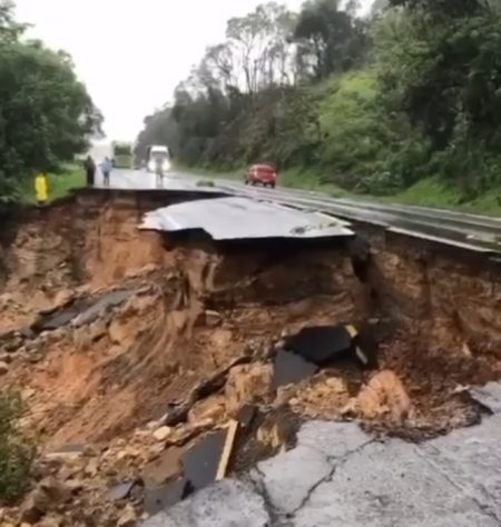 Trecho de rodovia no Paraná é interditado após deslizamento de terra