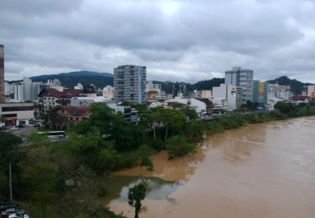 Rio Itajaí-Açu em Blumenau deixa estado de enchente após alcançar nível crítico