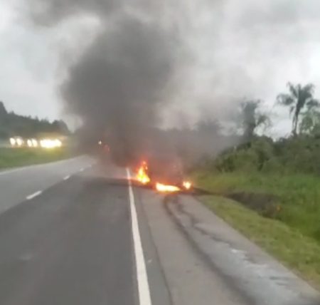 Veículo fica totalmente destruído após pegar fogo na BR-470 em Ilhota